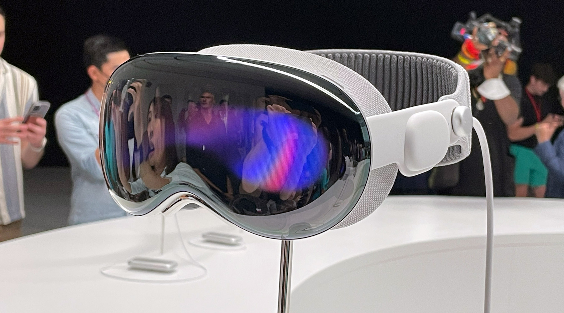 Apple Vision Pro: unveiling the future of augmented reality glasses